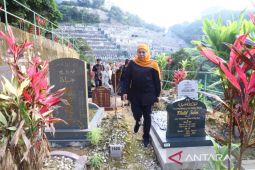 Gubernur Khofifah bangunkan batu nisan PMI korban COVID-19 di Hong Kong