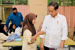 Presiden Jokowi pesan pakaian buatan dua siswi SMKN 4 Kota Jambi