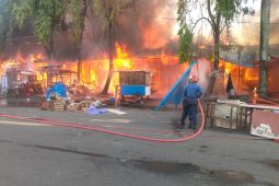 Puluhan lapak pedagang kaki lima di Pasar Raya Padang terbakar Rabu pagi