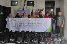 BPJAMSOSTEK Cikarang bagikan sembako kepada pekerja peringati Hari Buruh