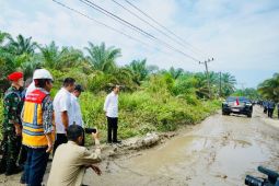 Presiden Jokowi minta Pemprov perbaiki  jalan rusak di Sumut