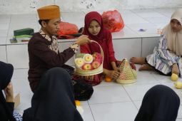 Santriwati Sidoarjo dilatih pembuatan paket parsel