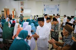 Bupati Ciamis ingatkan jamaah calon haji usia muda bisa bantu lansia
