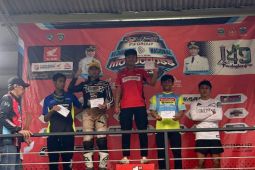 Crosser astra honda Tapaki podium tertinggi balap pembuka  kejurnas Motocross 2023