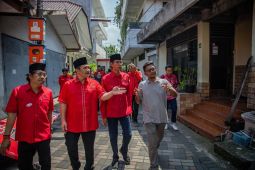 Kader  PDIP Yogyakarta napak tilas rumah lahir Bung Karno di Surabaya
