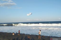 BMKG minta waspadai ombak laut setinggi 2,5 meter di pantai wisata Bali