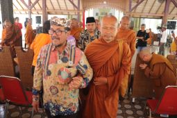 Bupati Cirebon jamu 32 biksu yang laksanakan "thudong" di pendopo