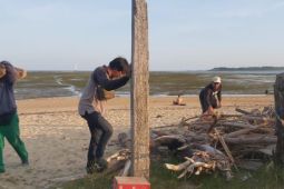 DLHK Denpasar bersihkan sampah kiriman di Pantai Sanur