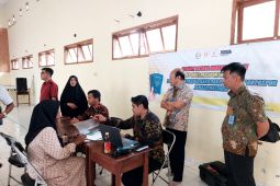 Kanwilkumham Jatim berikan layanan imigrasi warga Pulau Bawean