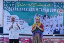 Muchsin Alatas dan Titiek Sandhora kunjungi istana anak yatim