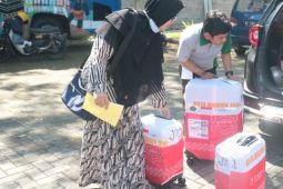Petugas Kemenag Kota Madiun siapkan koper jamaah calon haji