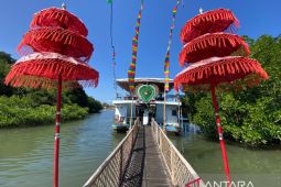 Menikmati kuliner di atas kapal di Pulau Serangan