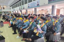 Haji - Jamaah calon haji RI kloter pertama padati Embarkasi Jakarta