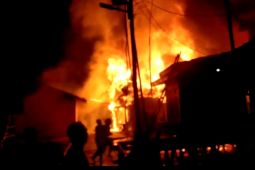 BPBD Kapuas Hulu tanggulangi korban kebakaran rumah di Desa Laut Tawang
