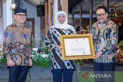 Gubernur Khofifah terima penghargaan tokoh kepemimpinan kearsipan
