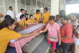 DKP Ambon salurkan bantuan ikan beku untuk 400 keluarga kurang  mampu