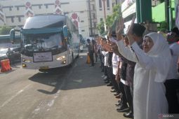 Berangkatkan haji kloter pertama, Khofifah ingatkan jamaah jaga kesehatan