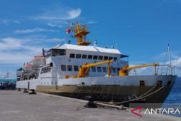 Sejumlah kapal di Maluku tunda pelayaran akibat gelombang tinggi