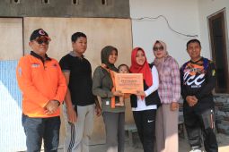 Pemkab Mojokerto serahkan bansos ke dua warga korban bencana alam