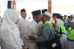 Wali Kota Binjai lepas 249 jamaah haji menuju asrama haji Medan