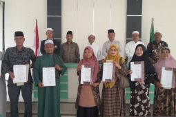 17 sekolah RA, MI, MTs dan MA swasta di Palas terima SK evaluasi izin operasional