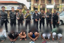 Polisi membubarkan tawuran antarwarga di Palmerah Minggu malam