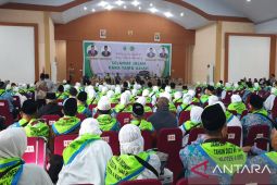 Kakanwil Kemenag Sumut lepas keberangkatan Kloter 04  ke Tanah Suci