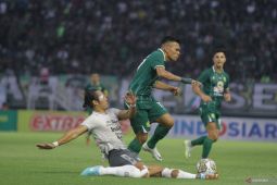 Aji Santoso puji anak asuhnya terapkan gaya main Persebaya