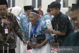 Kloter pertama jamaah calon haji terbang dari BIJB pada Minggu malam