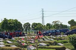 Jenazah mantan Wali Kota Whisnu Sakti  Buana dimakamkan di TPU Surabaya
