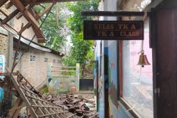 Belasan siswa TK Ponorogo belajar di kelas darurat