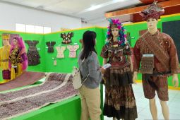 Dinas Kebudayaan Sulteng gelar pameran kain dan baju tradisional Sulteng