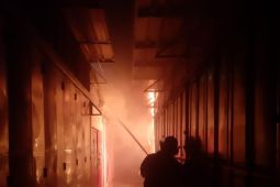 Satpol Kediri tangani kebakaran di Pasar Gringging