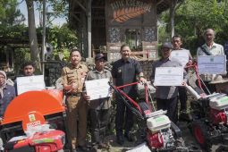 Pemkot salurkan alsintan dukung produksi pertanian Kota Batu
