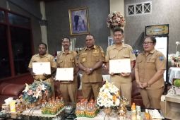 Bupati Manokwari serahkan tiga SK Plt kepala dinas