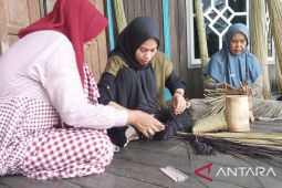 Anyaman tanaman purun jadi ladang usaha warga Lampihong