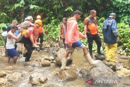 Tim SAR evakuasi seorang wanita dilaporkan hilang dalam hutan di  Desa Hative Besar