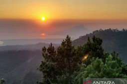 Menikmati Matahari terbit dan terbenam dari Bukit Legend SItubondo, Jawa Timur