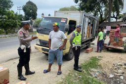 Polisi tegur sopir truk bongkar barang di bahu jalan