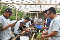 Produsen benih sayuran Cap Panah Merah bangun sekolah lapangan petani