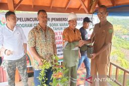 Dua kelompok tani di Desa Hutanamale dapat bantuan CSR dari PT SMGP