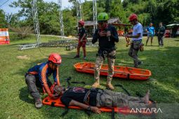 Latihan penyelamatan korban di ketinggian