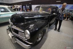 Melihat mobil kuno diantara kendaraan modern di IIMS 2023