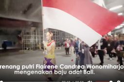 Kenakan baju adat Bali, Flairene emban tugas bawa bendera Merah Putih