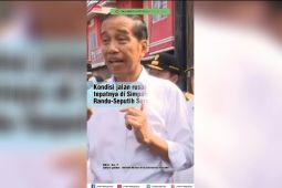 Presiden Jokowi meninjau jalan rusak di Lampung