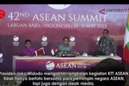 Presiden "tutup" KTT ke-42 ASEAN dengan berfoto bersama awak media