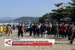 TNI/Polri bersama masyarakat bersih-bersih Pantai Palabuhanratu
