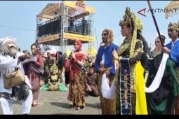 Nelayan Sukabumi meriahkan ritual dan tebar benih lobster