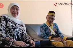 Khofifah mohon doa dari calon haji tertua di Indonesia