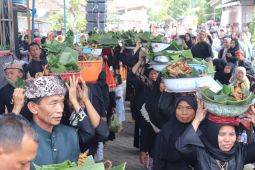 Suku Osing Banyuwangi gelar tradisi "ithuk-ithukan"